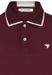 Burgunderfarvet polo shirt med hvid kant ved kraven, udstyret med en tre-knaps knappelukning og et hvidt broderet kolibri-logo.