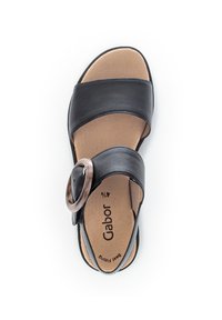 Zwarte leren sandaal met twee banden, een ronde gespaccent en een gevoerde binnenzool. Beschikt over een tan voetbed met een bedrukt merknaam.