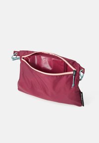 Pochette en tissu bordeaux, fermeture éclair avec finition rose, doublure en mesh et accents en cordon bleu, présentant une forme rectangulaire et une texture douce.