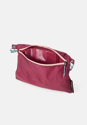 Bordeauxfarget stoffpose med glidelås og rosa kant, mesh-fôr og blå snor, i rektangulær form og med myk tekstur.
