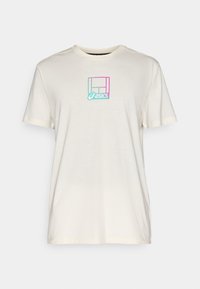 Κοντομάνικο κρεμ μπλουζάκι από μαλακό ύφασμα, με πολύχρωμο λογότυπο Asics μπροστά, μέσα σε γεωμετρικό περίγραμμα.