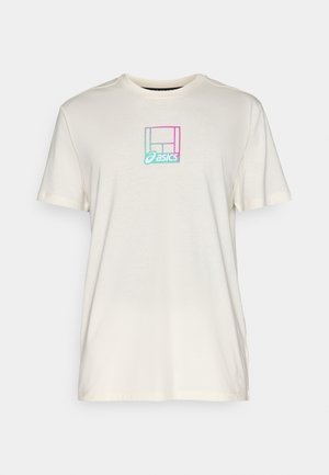 T-shirt a maniche corte di colore crema realizzato in tessuto morbido, con un logo Asics colorato sul fronte racchiuso all'interno di un contorno geometrico.