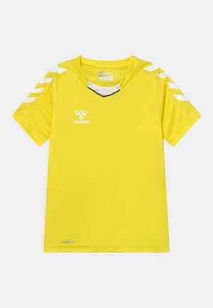 Gul sportsjorte lavet af letvægtigt stof, med V-hals, korte ærmer og hvide chevronstriber på skuldrene.