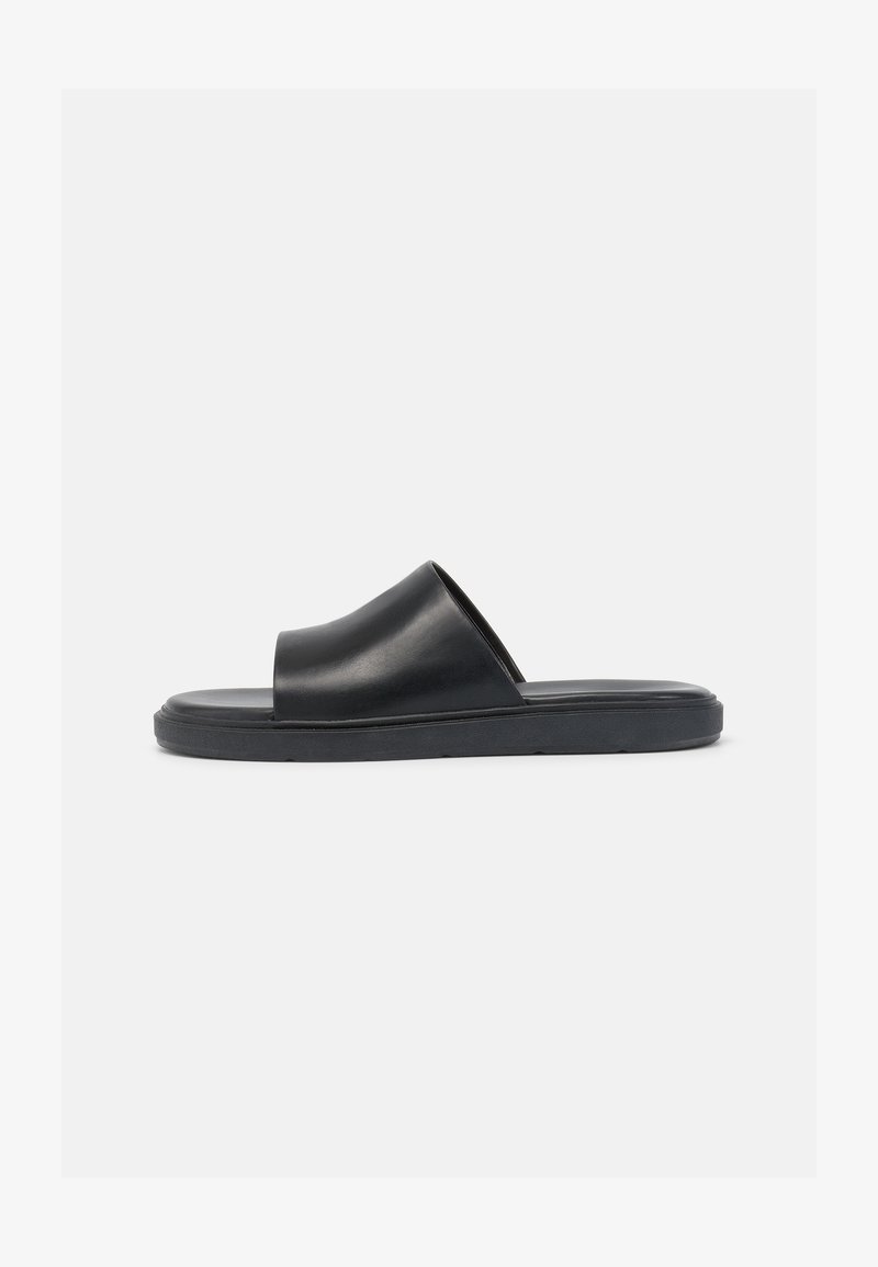 Crne klizne sandale s glatkom kožnom gornjom doradom, otvorenim prstima i ravnim gumenenim đonom. Minimalistički dizajn s elegantnom siluetom.