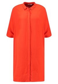 Vestito camicia rosso con bottoni, maniche corte, tessuto morbido, vestibilità ampia, colletto classico e taglio dritto, che arriva sotto il ginocchio.