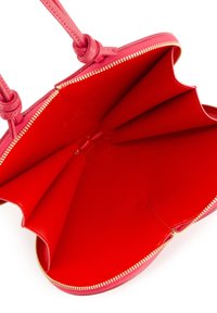 Rote Lederhandtasche mit Reißverschluss; verfügt über ein glattes Äußeres und eine leuchtend rote Stoffauskleidung. Innenteil in Fächer unterteilt.