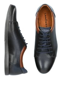 Granatowe sznurowane buty z perforowanymi panelami, brązowymi skórzanymi akcentami, gładką noskiem i teksturowaną podeszwą dla lepszej przyczepności.