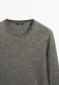 Grå strikket trøje med rund halsudskæring, glat tekstur og ribbede kanter. Mærket inkluderer "Massimo Dutti" ved halsen.