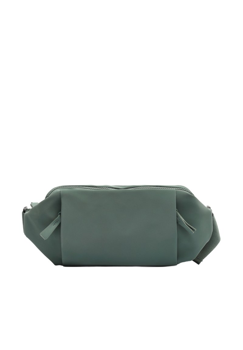 Zeleno najlon fanny pack z gladko teksturo, z osrednjim žepom na zadrgo in dvema stranskima žepoma na zadrgo. Nastavljiv trak.