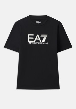 Zwarte T-shirt van katoen, met een ronde hals en korte mouwen. Geborduurd logo "EA7 EMPORIO ARMANI" in het wit op de voorkant.