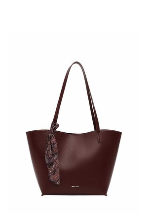 Große dunkelbraune Ledertasche mit langen Griffen und einem gemusterten Stoffschal, der an einem Griff befestigt ist.