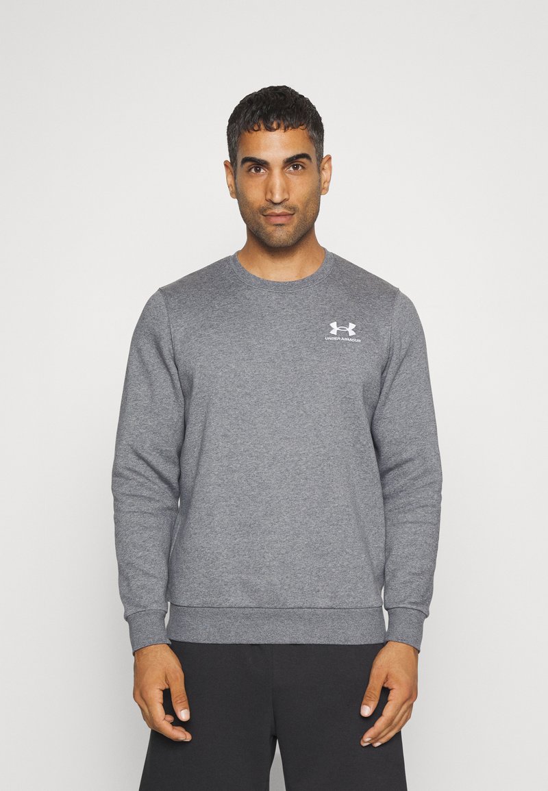 Grauer Pullover aus weichem Material mit Rundhalsausschnitt, langen Ärmeln, ribbelten Bündchen und einem kleinen weißen Logo auf der Brust.
