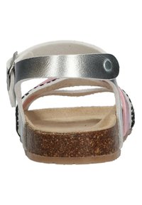 Sandalo con suola in sughero, cinturini in pelle bianca e rosa, accento metallico argento e dettagli neri testurizzati sui lati.