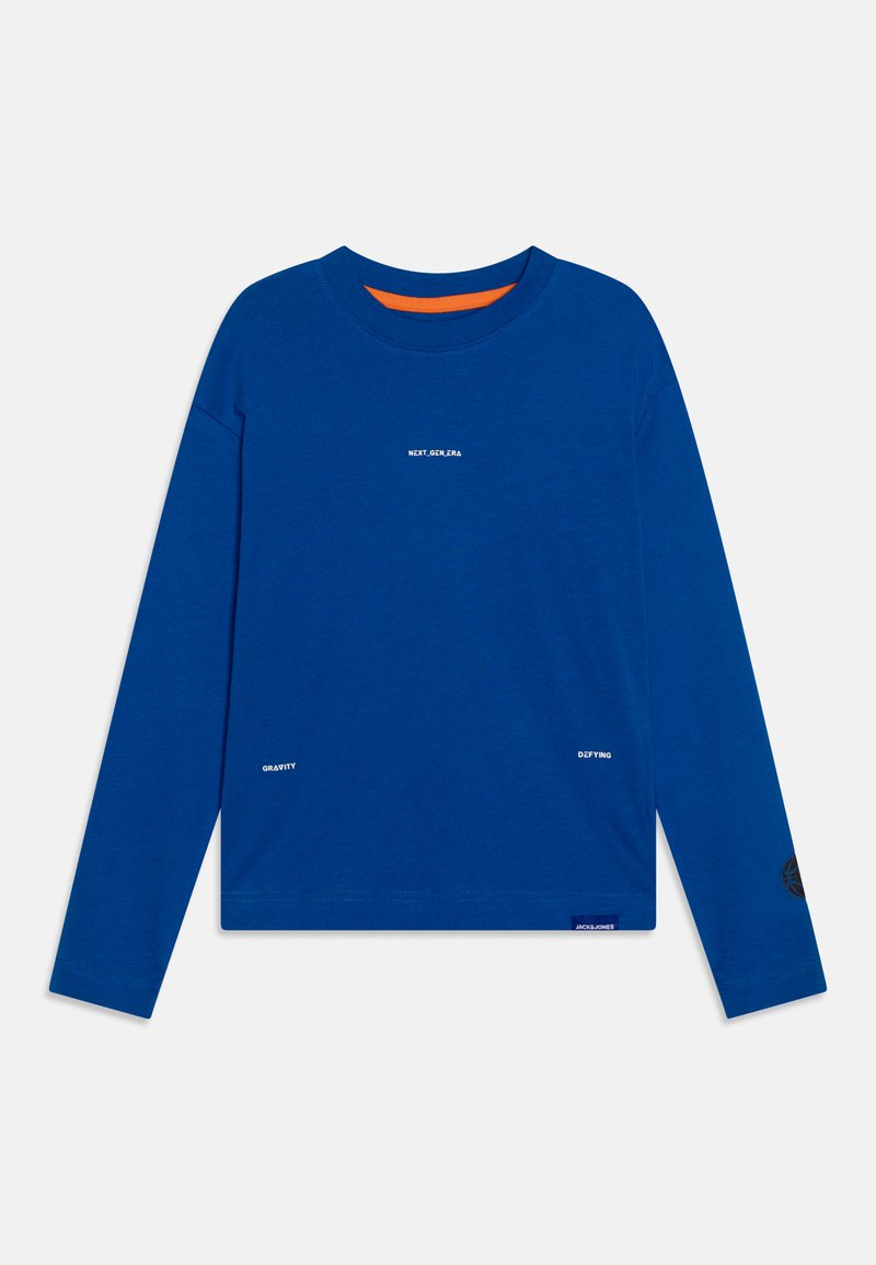 Långärmad blå t-shirt i bomull med vit text: "NEXT_GENLERA," "GRAVITY," och "DEFYING." Innehåller en svart logotyp på ärmen.