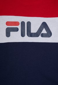 T-shirt color-blocked in rosso, bianco e blu navy, realizzato in cotone con una texture liscia, che presenta un grande logo Fila in blu navy.