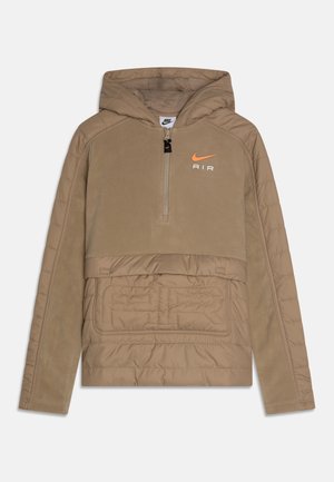 Beige Nike Air-hoodie med halv lynlås, polstret nedre frontpanel, stor forlomme og orange Nike-swoosh-logo på brystet.