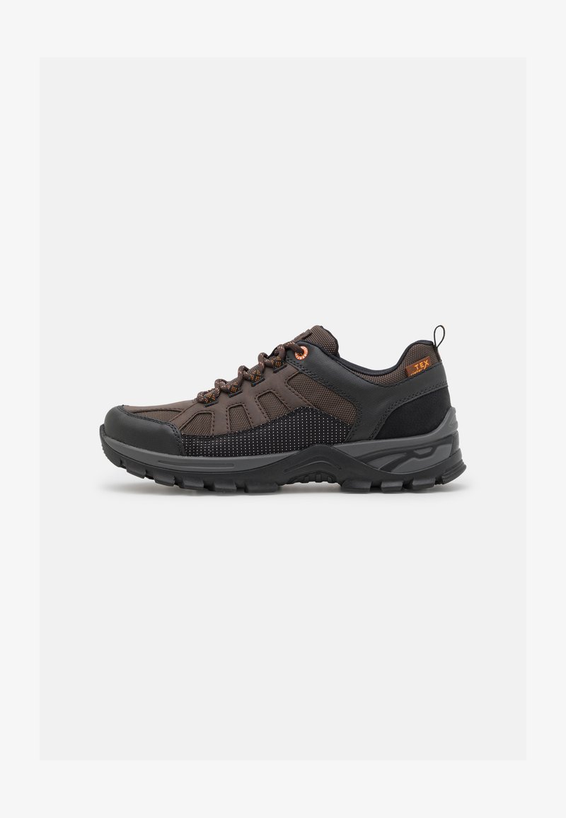 Braunes Wander- oder Wanderschuh mit schwarzen Akzenten, Obermaterial aus Mesh und Textil, gepolstertem Kragen und robustem Profilsohle. Verfügt über gemusterte Details und verstärkten Zehenbereich.