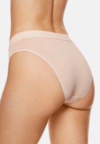 Beżowe bawełniane majtki typu brief o gładkiej fakturze i szerokim pasku, z krojem o średnim stanie i bezszwowym wzornictwem dla komfortu.