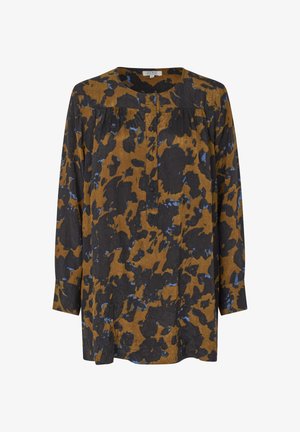 Langermouwblouse in een gekreukt materiaal met een abstract patroon in bruin, zwart en blauw, met een ronde halslijn en knoopsluiting aan de voorkant.