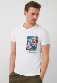 SLIM FIT - Apdrukāts T-krekls - white