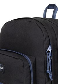 Černý batoh s polstrovanou horní částí, modrými akcenty, zipovou přední kapsou a texturovanou látkou. Obsahuje popruh na nošení.