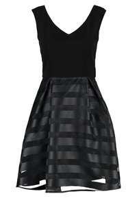 Svart klänning med en figurnära överdel och en utsvängd kjol. Kjolen har genomskinliga horisontella ränder som ger textur och djup. V-ringad design.