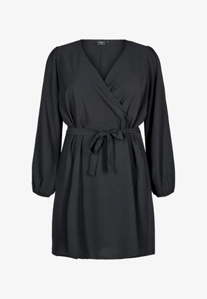Czarna sukienka typu wrap z długimi, bufiastymi rękawami, z paskiem w talii i fakturowanym wzorem materiału. Posiada głęboki dekolt w kształcie V, co podkreśla dopasowaną sylwetkę.