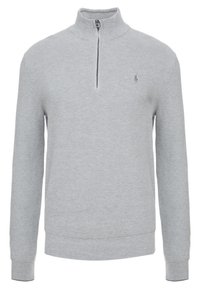 Grå stickad tröja med hög dragkedja, texturerad stickdesign, ribbade ärmslut och kant, med en liten logotyp på bröstet.