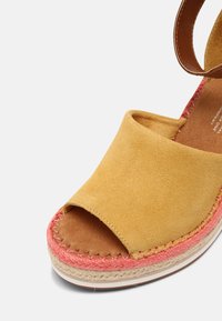 TOMS Sandales à talons hauts - yellow