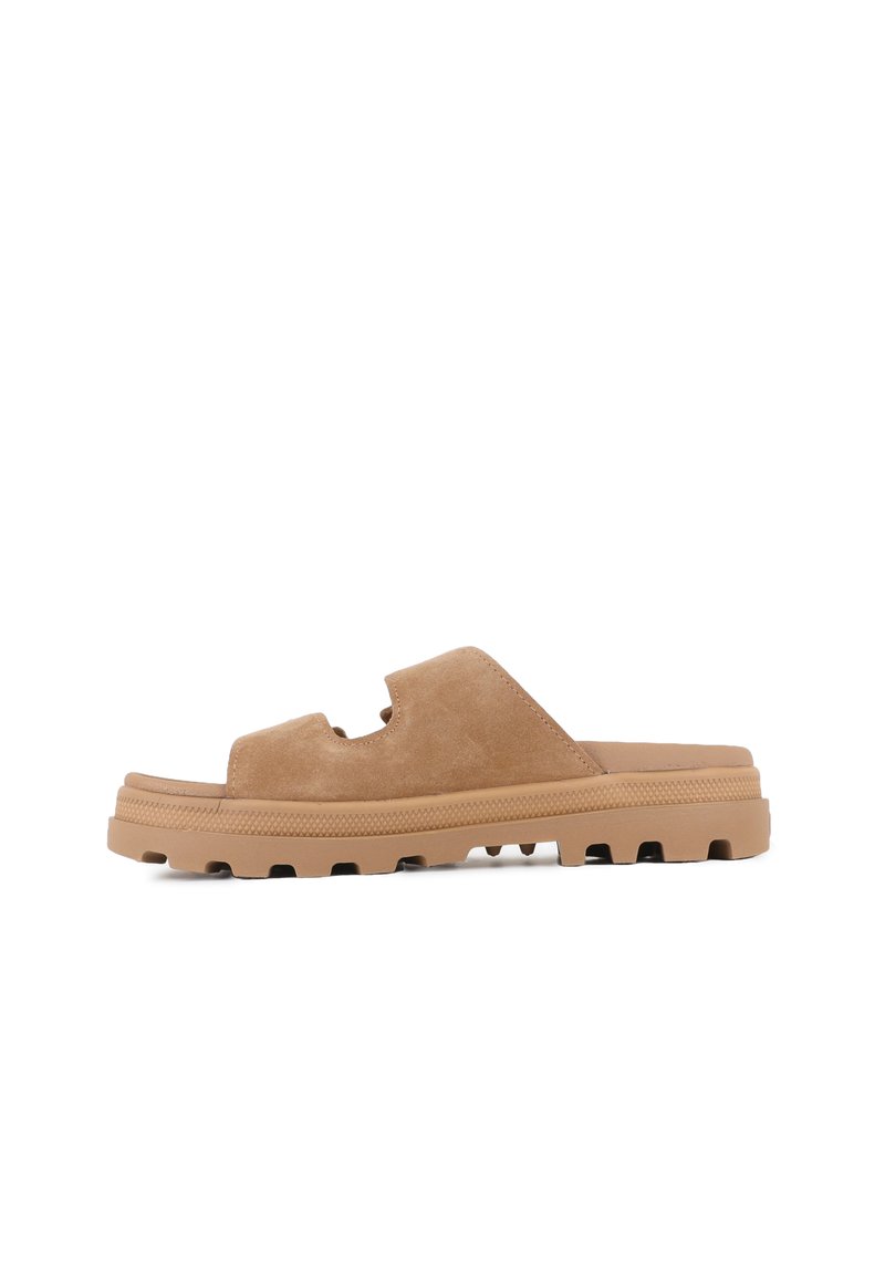 Světle hnědé semišové skládací sandály s otevřenou špičkou, texturovanou vyvýšenou podrážkou a kontrastní gumovou podrážkou se zpevněním pro lepší grip.