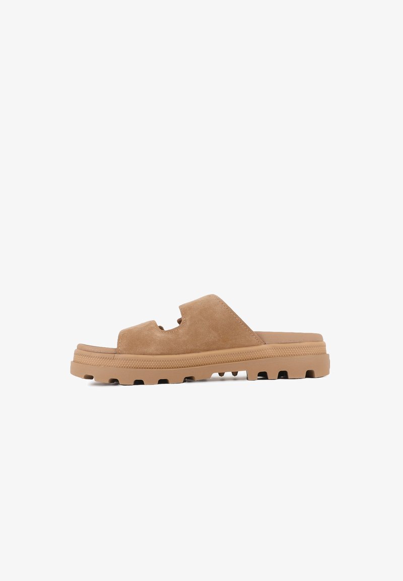 Světle hnědé semišové skládací sandály s otevřenou špičkou, texturovanou vyvýšenou podrážkou a kontrastní gumovou podrážkou se zpevněním pro lepší grip.