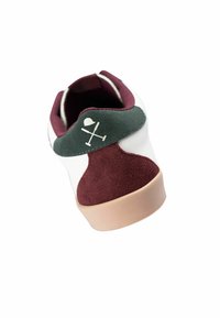 Białe sneakersy z bordowymi i zielonymi zamszowymi akcentami. Posiadają okrągły nosek i różową gumową podeszwę. Zawierają biały logo z tyłu.