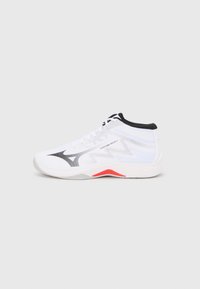 Άσπρα παπούτσια τένις με υφασμένο δίχτυ στον επάνω μέρος, μαύρες λεπτομέρειες, γκρι σόλα και κόκκινες λεπτομέρειες. Διαθέτει σχέδιο με ψηλό άνοιγμα για υποστήριξη του αστραγάλου.