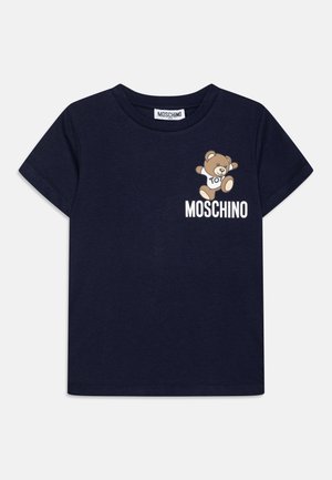 Donkerblauw kinder-T-shirt met een kleine teddybeer die een shirt met het woord "Toy" draagt en de tekst "MOSCHINO" op de bovenste linkerborst.