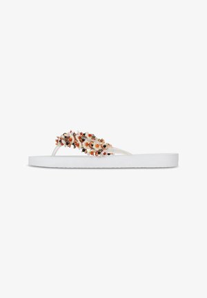 Witte teenslipper met dikke zool, voorzien van meerkleurige decoratieve kraaltjes en kleine bloemen op de bandjes.