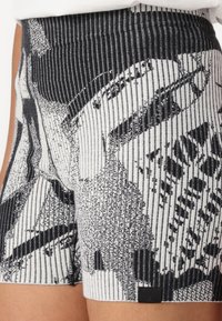 Svart- och vitmönstrade shorts med vertikal ribbning, som har en tjock midja och texturerat tyg. Inkluderar en liten logotypdetalj.