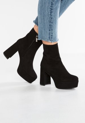 Korolliset nilkkurit - black