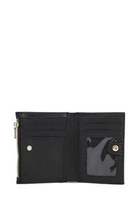 Portafoglio nero in materiale testurizzato, dotato di numerosi scomparti per carte, una tasca trasparente per l'identificazione e un compartimento con zip con accessori in hardware dorato.