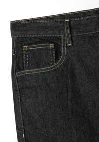 Jeans de mezclilla negra con un diseño clásico, corte recto, costuras naranjas y un bolsillo frontal con un pequeño detalle de remache.