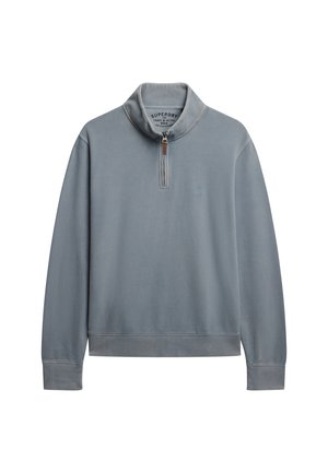 Pulóver en suave mezcla de algodón azul, con un cuello alto y medio cremallera, puños acanalados y un sutil logo en el pecho.
