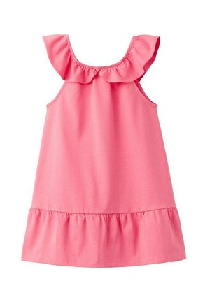 Ružové šaty bez rukávov s volánovým výstrihom a lemom, navrhnuté pre mladé dievčatá, vyrobené z jemnej látky.