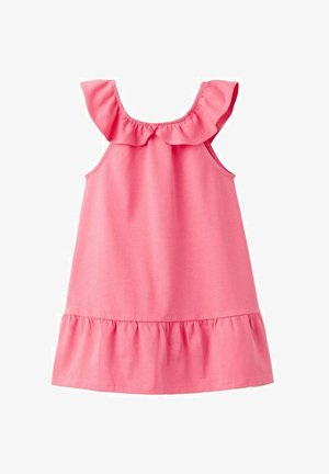 Haljina bez rukava ružičaste boje s naboranim izrezom i rubom, dizajnirana za mlade djevojke, izrađena od mekanog materijala.