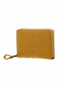 Portefeuille en cuir jaune avec un motif matelassé en chevrons, fermeture éclair et une boucle latérale pour un transport facile. Texture lisse.