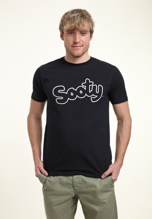 Schwarzes Baumwoll-T-Shirt mit dem Wort "Sooty" in einer großen, weißen, blasenförmigen Schrift. Rundhalsausschnitt, kurze Ärmel.