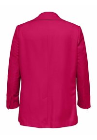 Blazer fuchsia avec un col cranté, des manches longues et une texture lisse ; comporte une fente unique au dos et aucune fermeture visible.