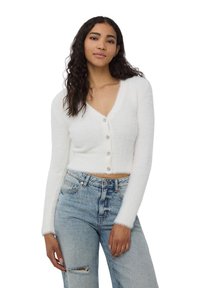 Cardigan bianco corto realizzato in materiale soffice. Presenta un profondo scollo a V, maniche lunghe e cinque bottoni decorativi lungo la parte frontale.