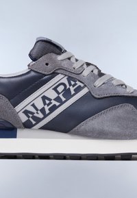 Graue Leder- und Wildledersneaker mit einem marineblauen Streifen und "NAPA"-Text, hellgrauen Schnürsenkeln und einer weißen Zwischensohle mit schwarzer Außensohle.