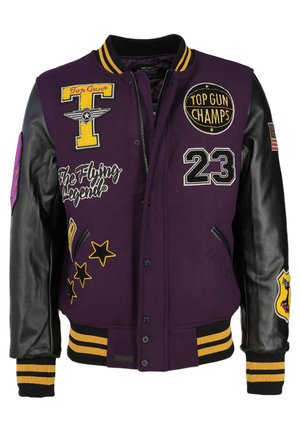 Fioletowa kurtka typu varsity z czarnymi skórzanymi rękawami. Zawiera różne haftowane naszywki, w tym gwiazdy, napisy oraz logo. Żebrowane mankiety w kolorze czarnym i żółtym.