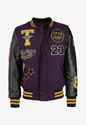 Lila urheiluopiston takki mustilla nahkahihansuilla. Sisältää useita brodeerattuja laastareita, kuten tähtiä, tekstiä ja logon. Ribbaatuhihnat mustana ja keltaisena.