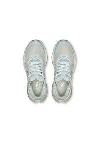 Scarpe da corsa azzurro chiaro con tomaia in rete, chiusura con lacci, collo imbottito e suola in gomma grigia, con logo sulle sole e sul lato.